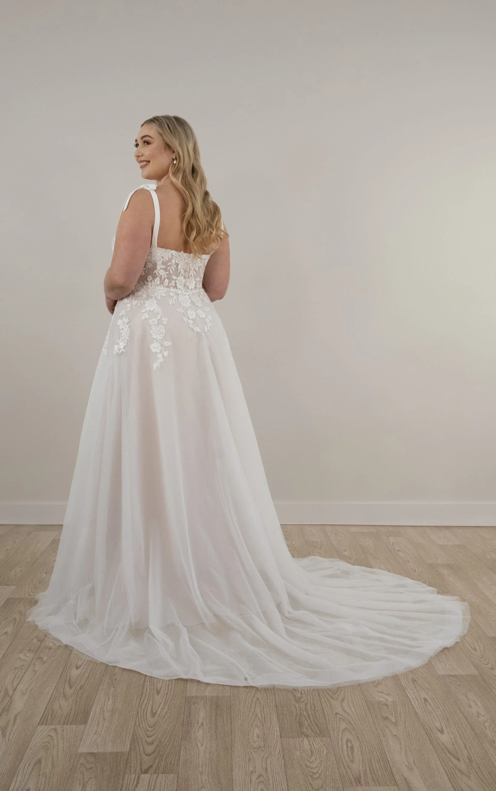 Romantic A-Line Plus Size Wedding Dress with Pockets