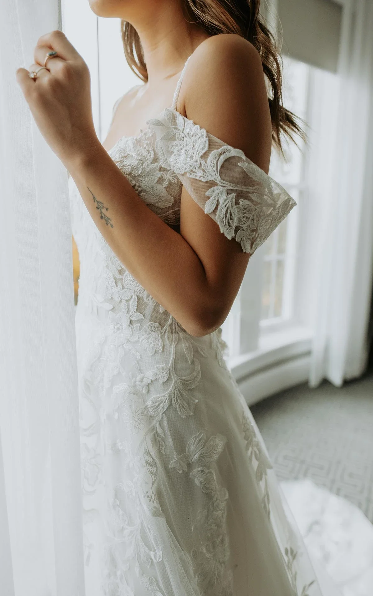 Elegant Lace A-Line Wedding Dress with Off-the-Shoulder Sleeves