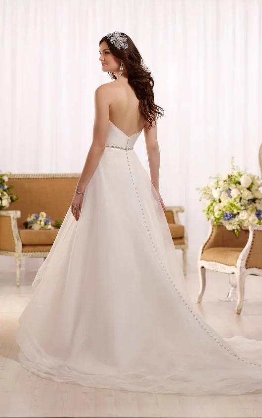 Essense of Australia D2086ZZNB A-line wedding dress with strapless sweetheart bodice and organza skirt