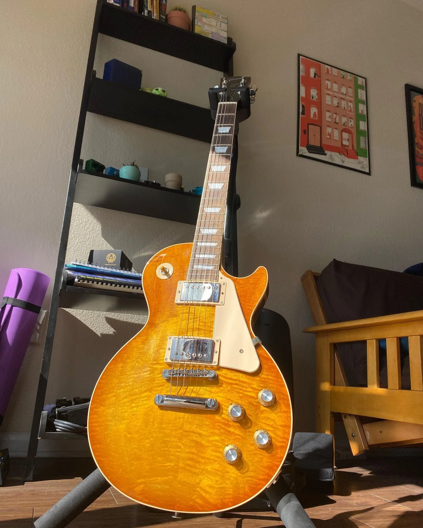 Guard or En Guarde? 

#gibson #lespaul #indecisive #guitar #humbucker #pickguard