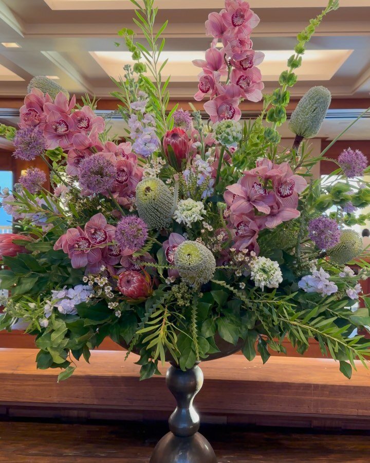 Our gorgeous lobby arrangement this week over at the @montereyplaza 😍 can you tell we&rsquo;re excited for spring?🌸
.
.
.
.
.
.
.
.
.
.
.
#flowerarrangement #florist #monterey #carmel #bigsur #pebblebeach #california #igdaily #flowersofinstagram #f