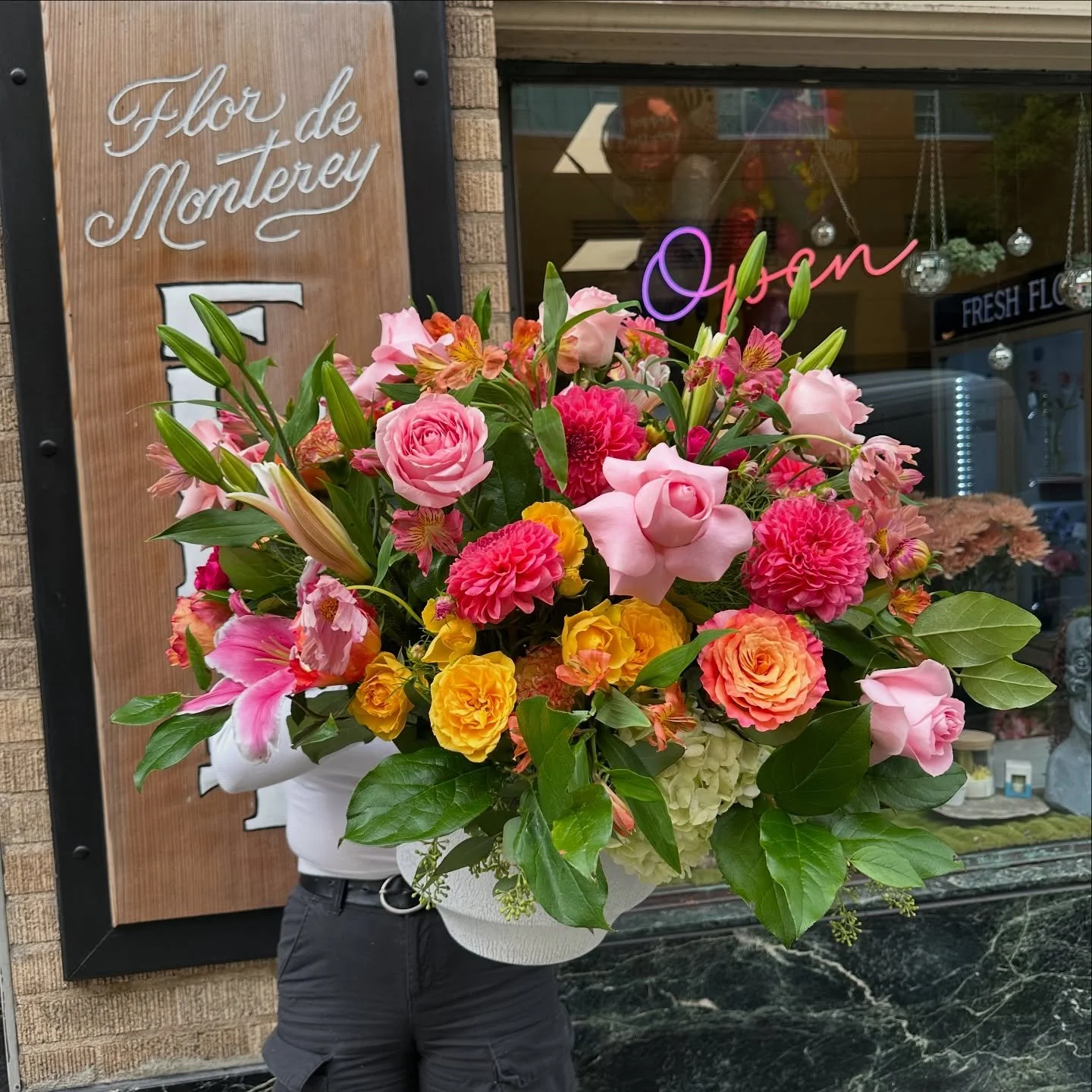 She&rsquo;s giving bombshell energy with a heart of gold. Turned every head at the villa (aka the shop door)🌺🩷🏝️
.
.
.
.
.
.
.
.
.
.
.
#flowerarrangement #florist #monterey #carmel #bigsur #pebblebeach #montereybay #831 #explorepage #igdaily #flow