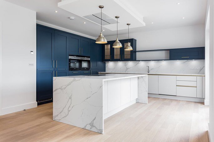 Showcasing the fabulous open plan kitchen/living space at 14a Durlston Heights. Complete with  quartz worktops and custom made oak units #luxurylifestyle #luxurykitchen #kitchenstyle #kitchendesign #kitchenisland #durlstonheights #lowerparkstone #poo