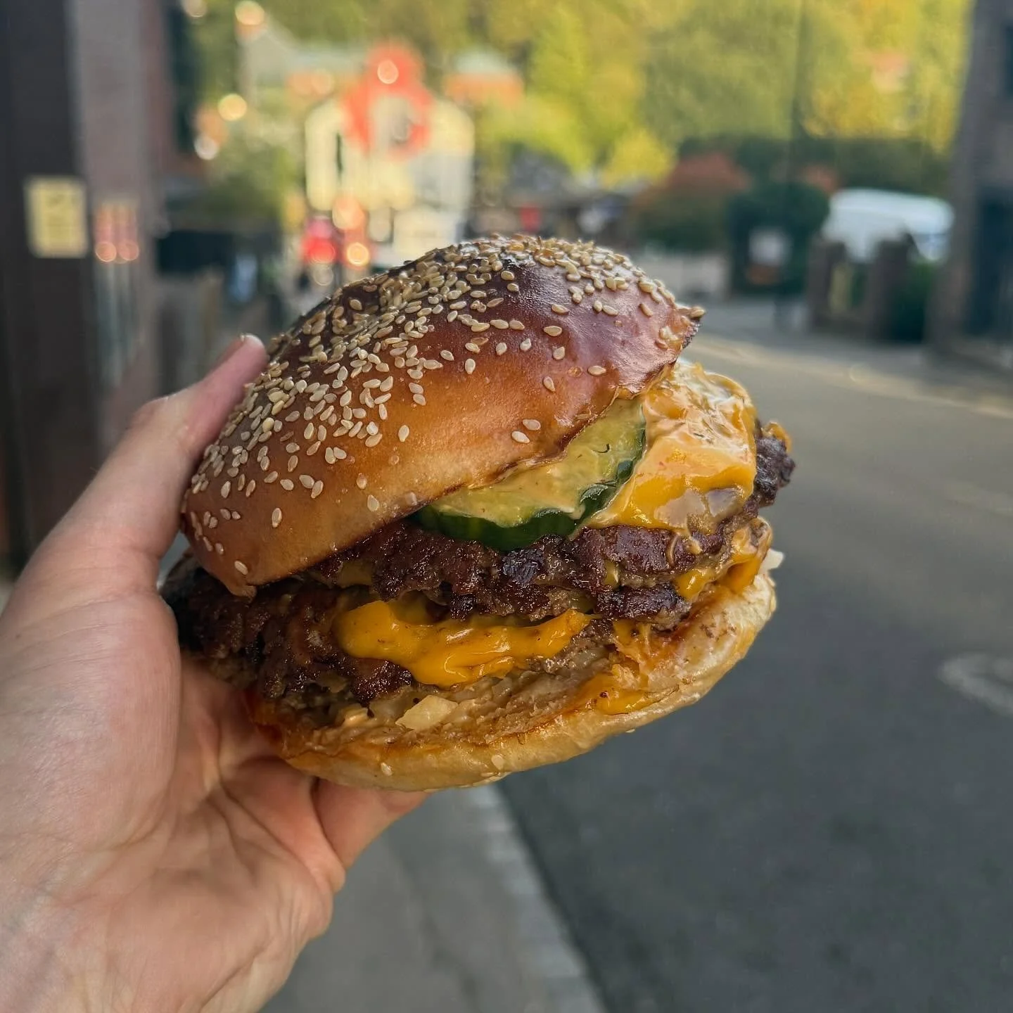 @randjyorkshiresfinest beef patties
plenty american cheese
fresh white onion
house crinkle cut pickles 
house sauce
in a @zees_heaton bun 

EZ 

🫶🏼