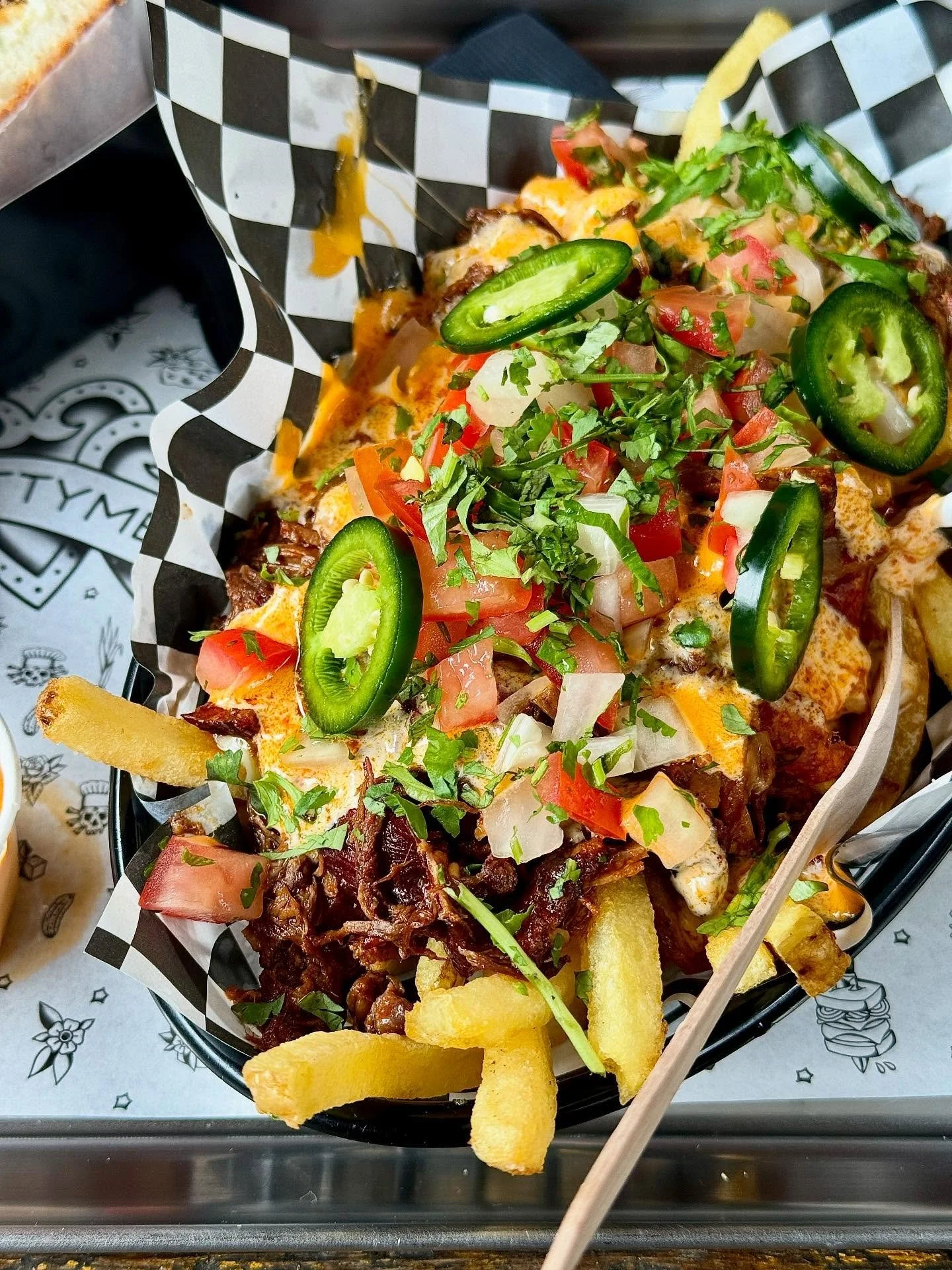 Birria loaded fries with slow cooked @girlbutcher beef short rib, mozzarella, pico de gallo, birria fat mayo, coriander &amp; fresh jalape&ntilde;os. 

Goes rather nice with the birria melt that&rsquo;s on the specials board RIGHT NOW. VAMOS! 🇲🇽

?