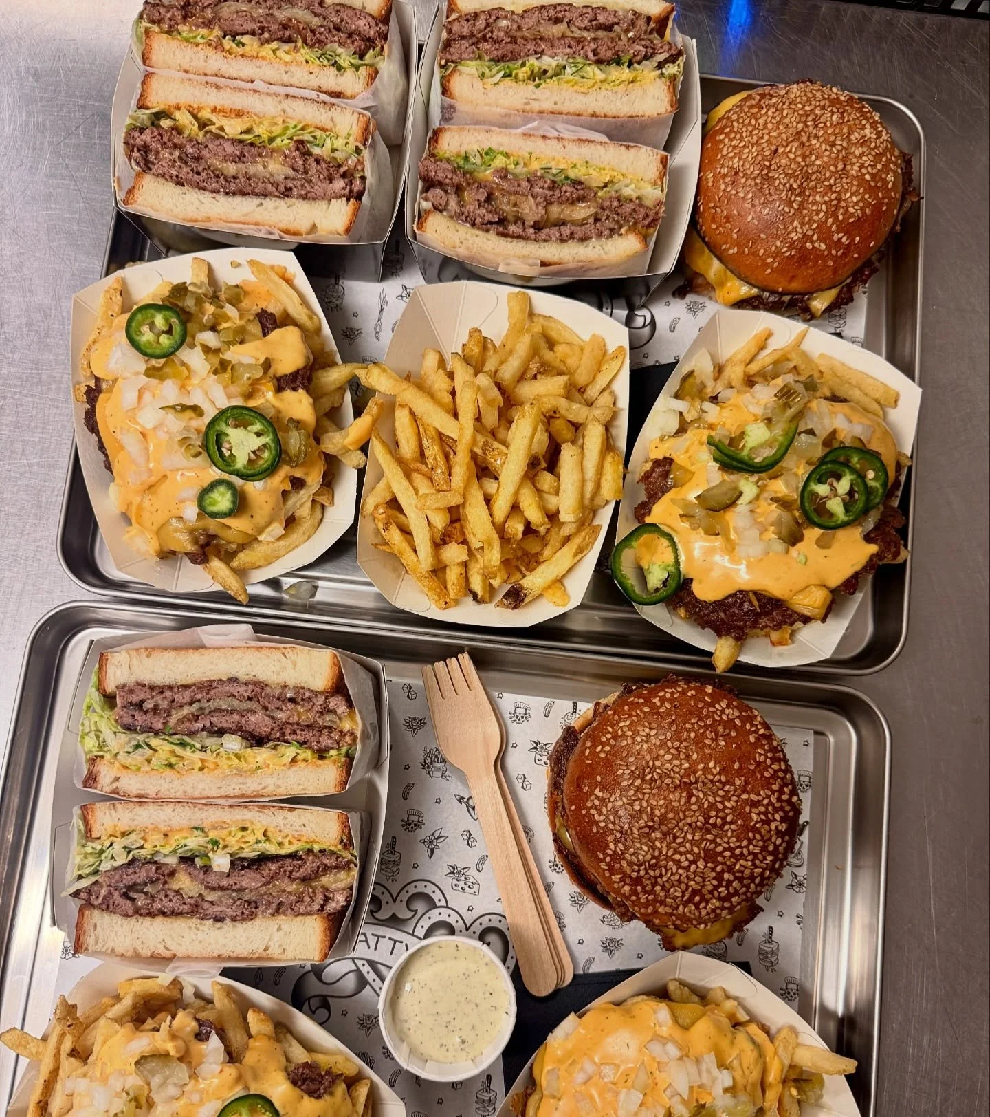 HAPPY SATURDAY FOLKS 🍔

Some lovely spreads so far this week. We&rsquo;re fully stocked, loaded and slingin&rsquo; top notch scran from 1200 alllll the way until 2100 today. 

Find us inside @billybootleggersnewcastle 

Much love 
🫶🏼