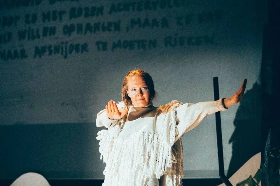 In een strip-opera van Non Plus Ultra zong ik de hoofdrol van wasvrouw met een kostuum van wollen franjes, volledig in wit, op witte hoge klompschoenen.