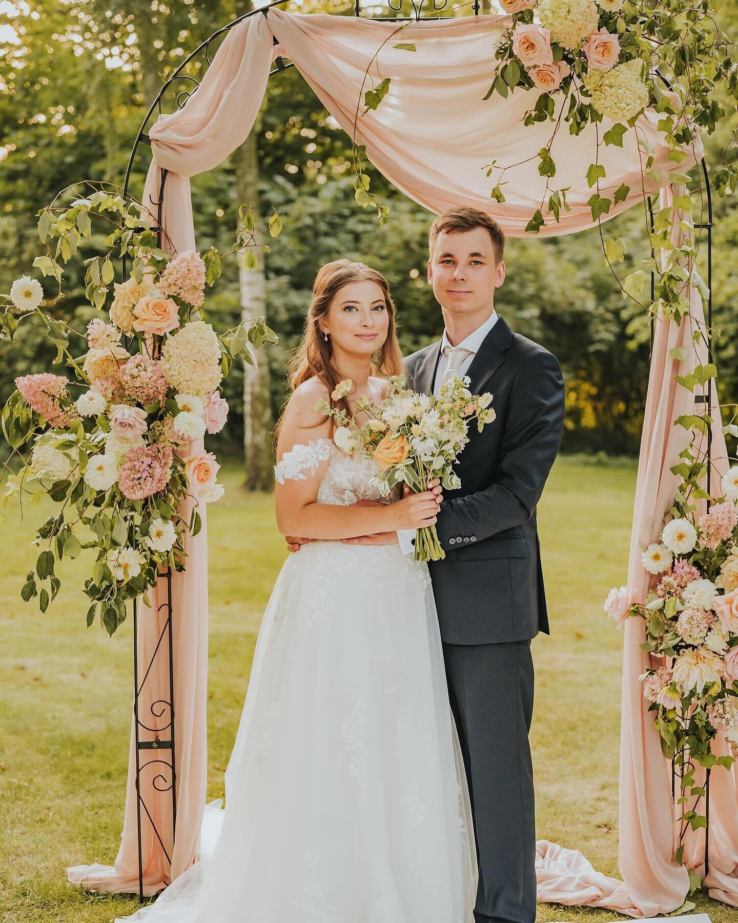 Absolutely stunning photos of Betty McCaul Bride Ruby and her new husband on their wedding day!! &hearts;️

Ruby looks absolutely incredible, and felt that her dress was beautiful - I&rsquo;m sure you&rsquo;ll agree that she was beautiful in it!!

Co