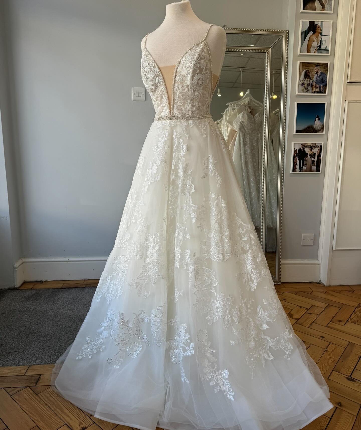 This beauty is an aline style with deep plunge neckline, delicate straps and belt at the waist. She has softly embroidered lace, a crinoline hem and an open back!

Designer - Martin Thornburg 

Size - 12