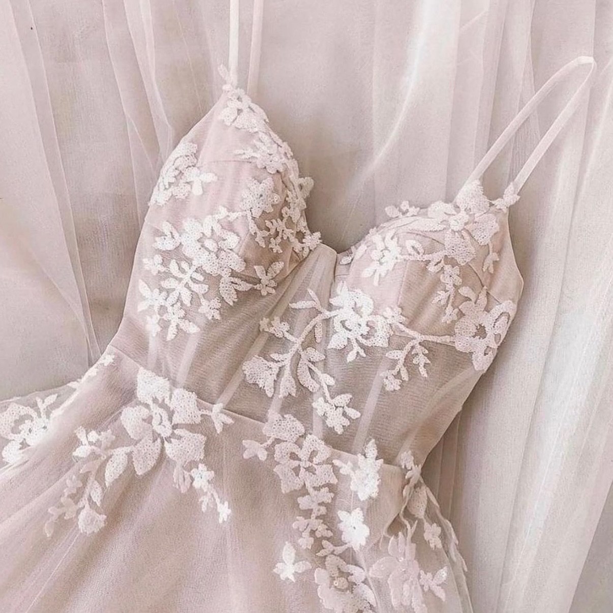 Love the subtle yet sexy vibe of this off the peg beauty! She has exposed boning, sparkly tulle and sequinned lace!! 

Designer - Blush

Size - 6/8

Colour - Blush