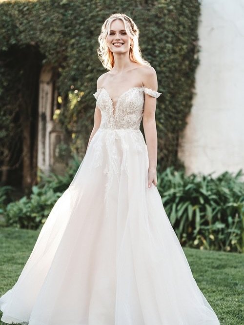 ✨ R3751 Orla!! ✨

Our newest @allurebridals arrival!! Orla R3751 by Romance has a stunning sequined, beaded off-shoulder bodice in a botanical motif. The beaded detailing trails onto the a sparkling A-line tulle skirt, completed with buttons the leng