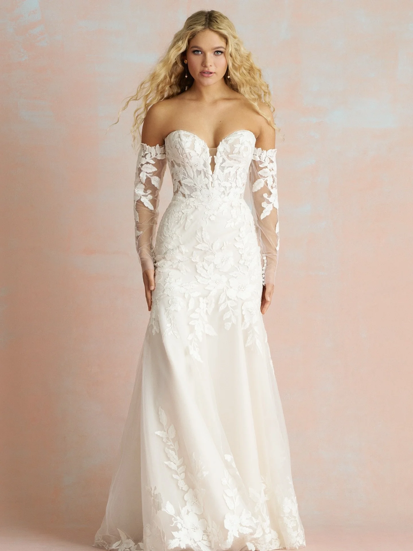 Another Allure Romance beauty has been added to the three already borrowed! &hearts;️

R3854 has optional detachable sleeves and will be here to try until Saturday 23rd August only.

She&rsquo;s a US 6, UK 8, but same as the others, if she gets enoug
