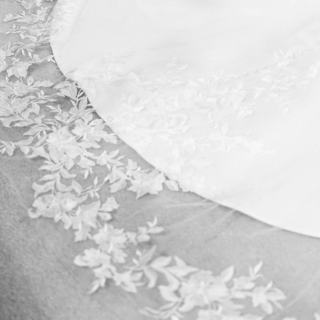 The beautiful new Soraya veil from @emmabridals has just arrived!!! 😍

This stunning floral lace style can be ordered in single tier chapel or cathedral length and is perfect for adding drama to any train!!