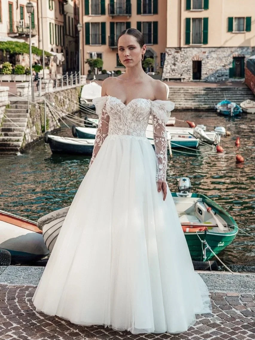 ✨ Size 12 ✨

This beauty features vintage-inspired, detachable, tulle sleeves and off-shoulder sequined, beaded lace bodice that bridal dreams are made of!!

Designer: Madison James