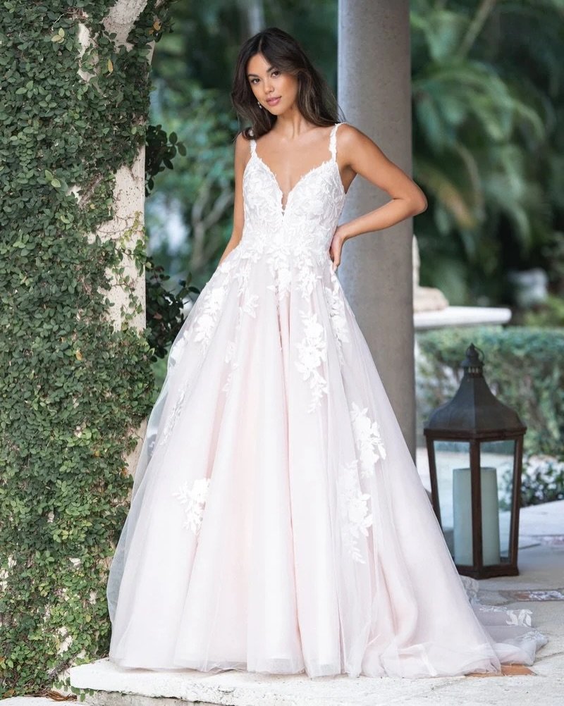 ✨ R3861 Bobbie ✨

This beauty from Romance by @allurebridals is an A-line gown with plunge sweetheart neckline, lace straps, and a scoop back!! Floral lace appliqu&eacute;&rsquo;s drift across layers of soft tulle leading to the beautiful floral lace