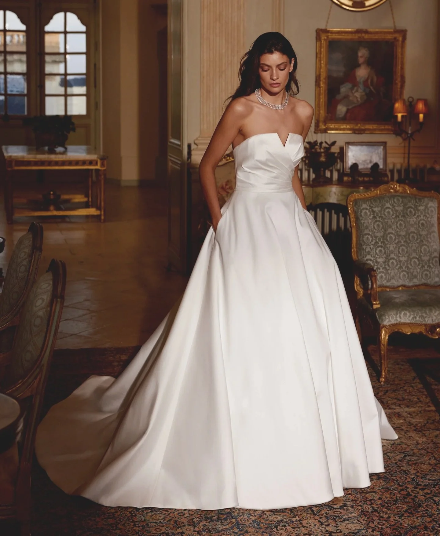 ✨ Jones✨

A Modern Mikado A-Line Gown with Strapless Notch Neckline and Pockets(!!!!) from @justinalexander &hearts;️

Classic yet modern, simple yet striking!!