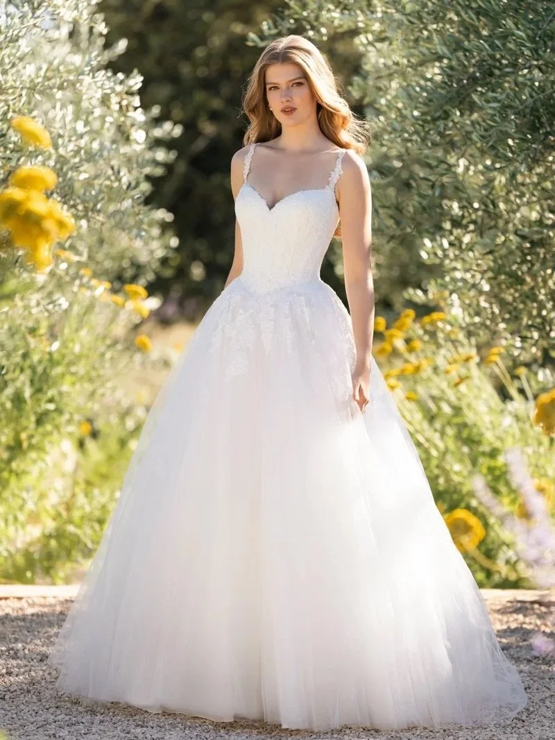 ✨ R3815 Grace ✨

New arrival from Romance by @allurebridals R3815 Grace is a ballgown with a tulle skirt and Alencon lace bodice!! She has a sweetheart neckline, delicate floral straps and statement boning leading to the basque waistline. Buttons run
