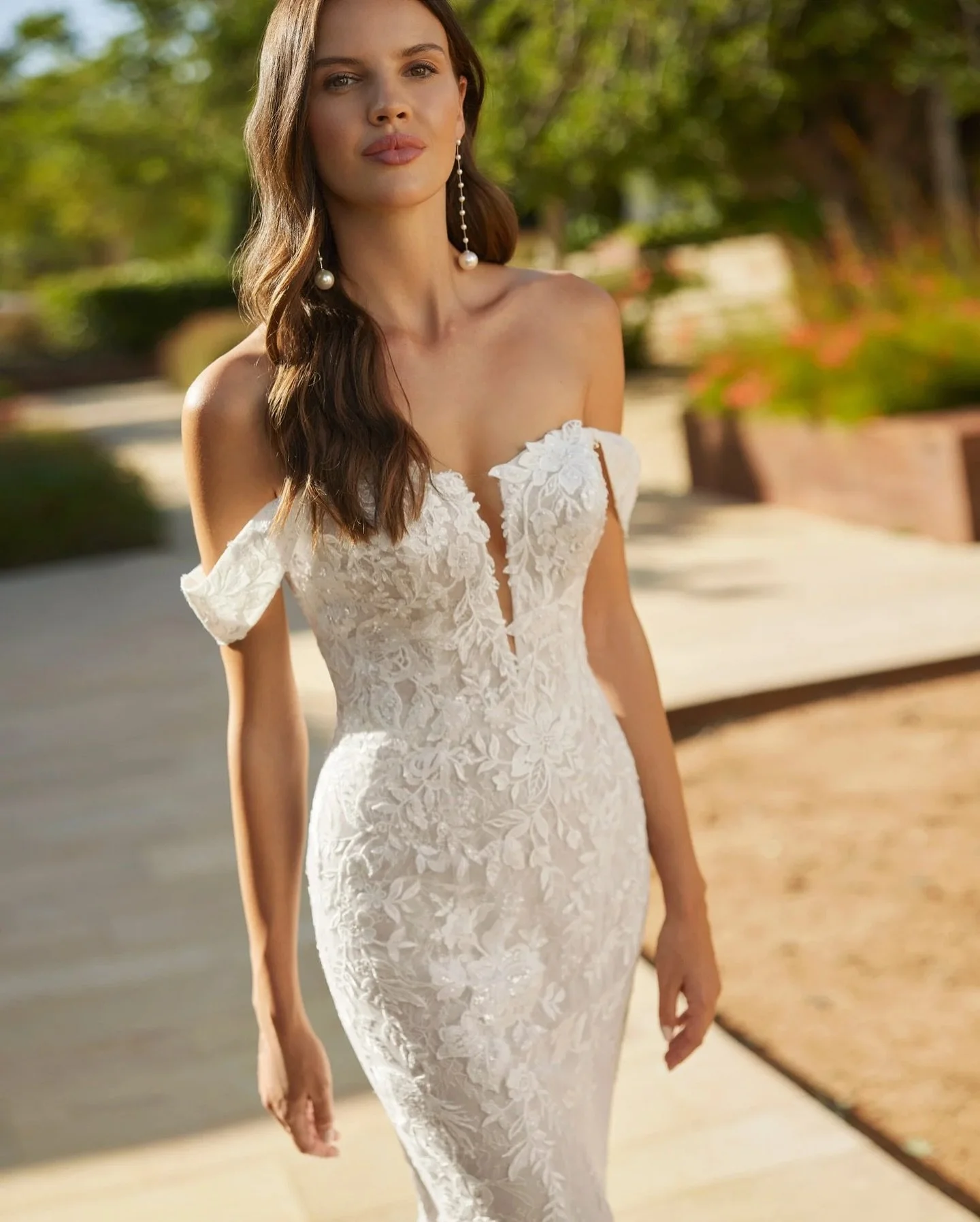 ✨ Sena ✨

@adriana_alier_bridal Sena is a Sena is a mermaid style with stunning beaded, a plunge neckline and detachable off shoulder straps!!
#