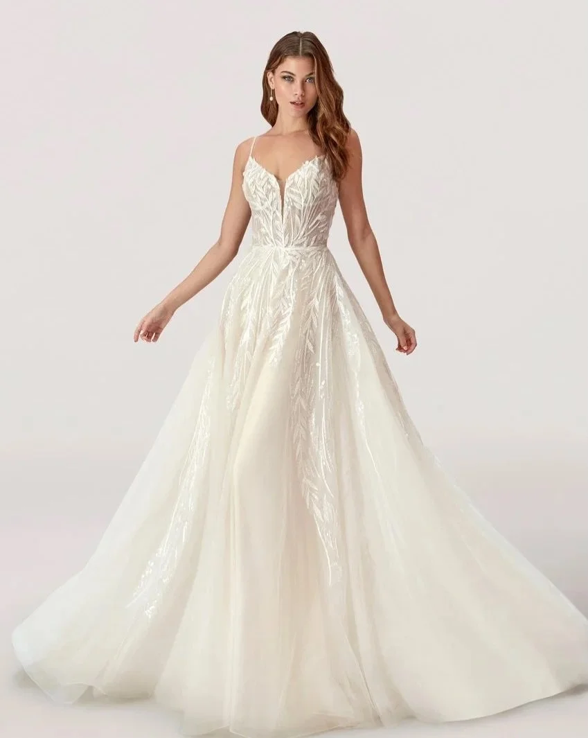 ✨ Size 16 ✨

This ethereal beauty has botanical lace appliqu&eacute;s and tonal beadwork across the bodice and soft A-line skirt!!

Designer - Madison James

Size - 16

Colour - Ivory with a lined bodice