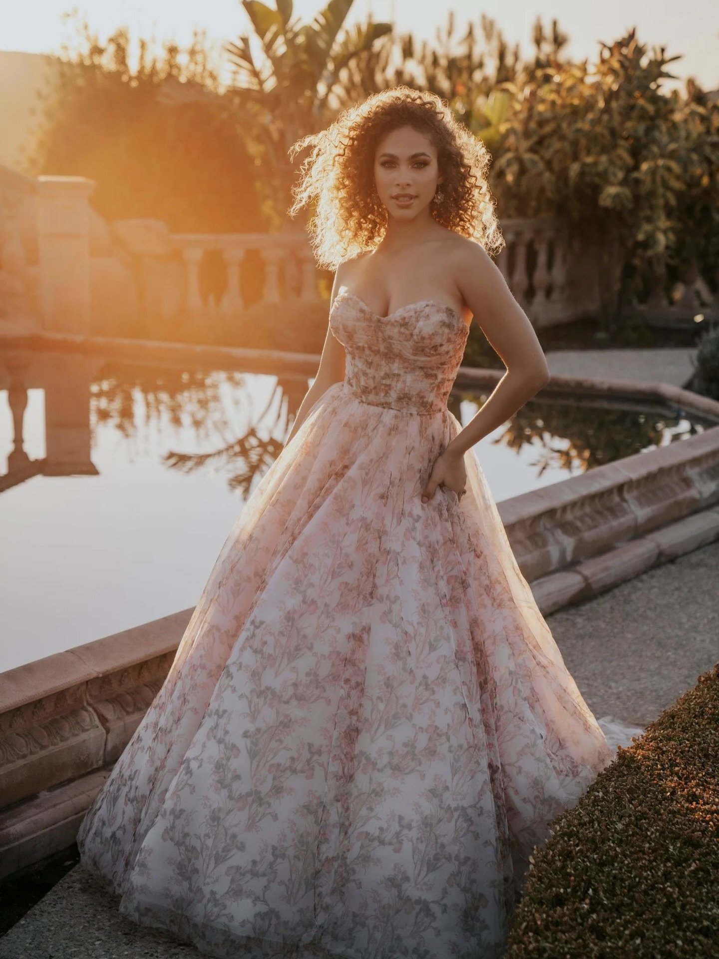 ✨ Size 8 ✨

Dreaming of Spring in this rose floral print!! She has a sweetheart neckline, detachable puff sleeves and button the length of the train. Isn&rsquo;t she dreamy?? 🌹🌹🌹

Designer - Allure Bridals

Colour - multi (as shown)