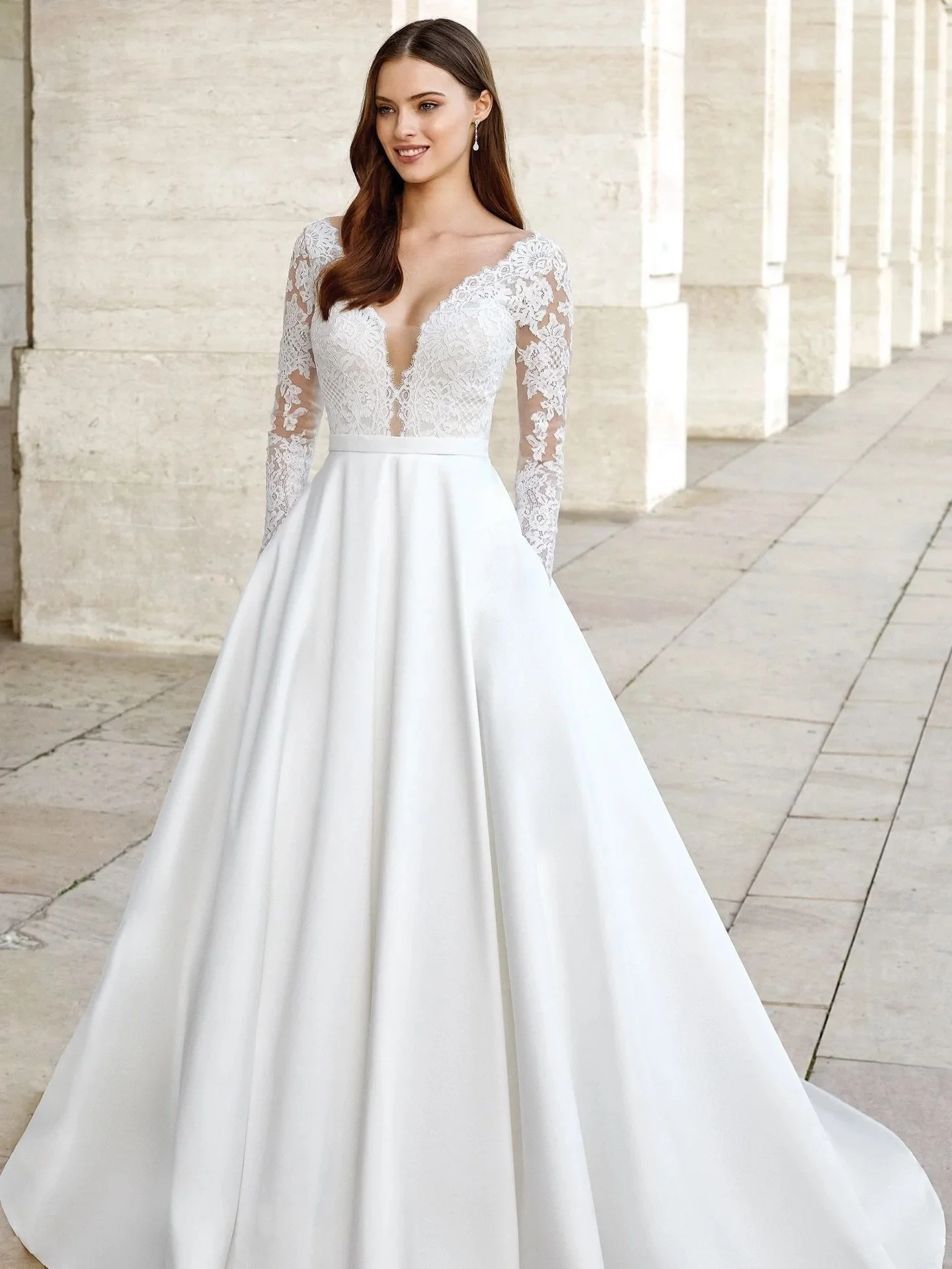 ✨ SHE&rsquo;S BACK!!! 11149 Kate ✨

She&rsquo;s finally back in our London atore!!!! One of my absolute favourite @adorejustinalexander styles of all time!!!

Kate is a Long Sleeve Gown with Plunging Neckline and Mikado Skirt, and pockets!!!!!!!