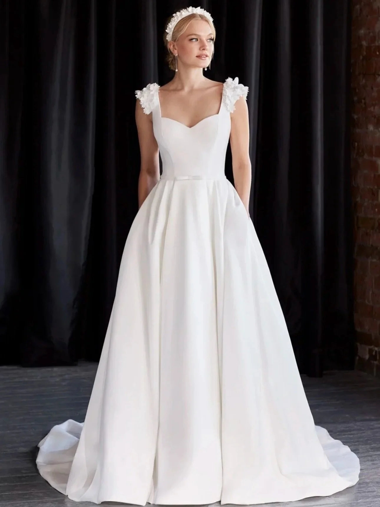 ✨ Size 14/16 ✨

This new arrival is always a firm favourite of mine!! She&rsquo;s the perfect combination of classic elegance and fun femininity&hellip; with pockets!!!

I suspect that she won&rsquo;t be around for long!!

Designer: Ellis Bridals