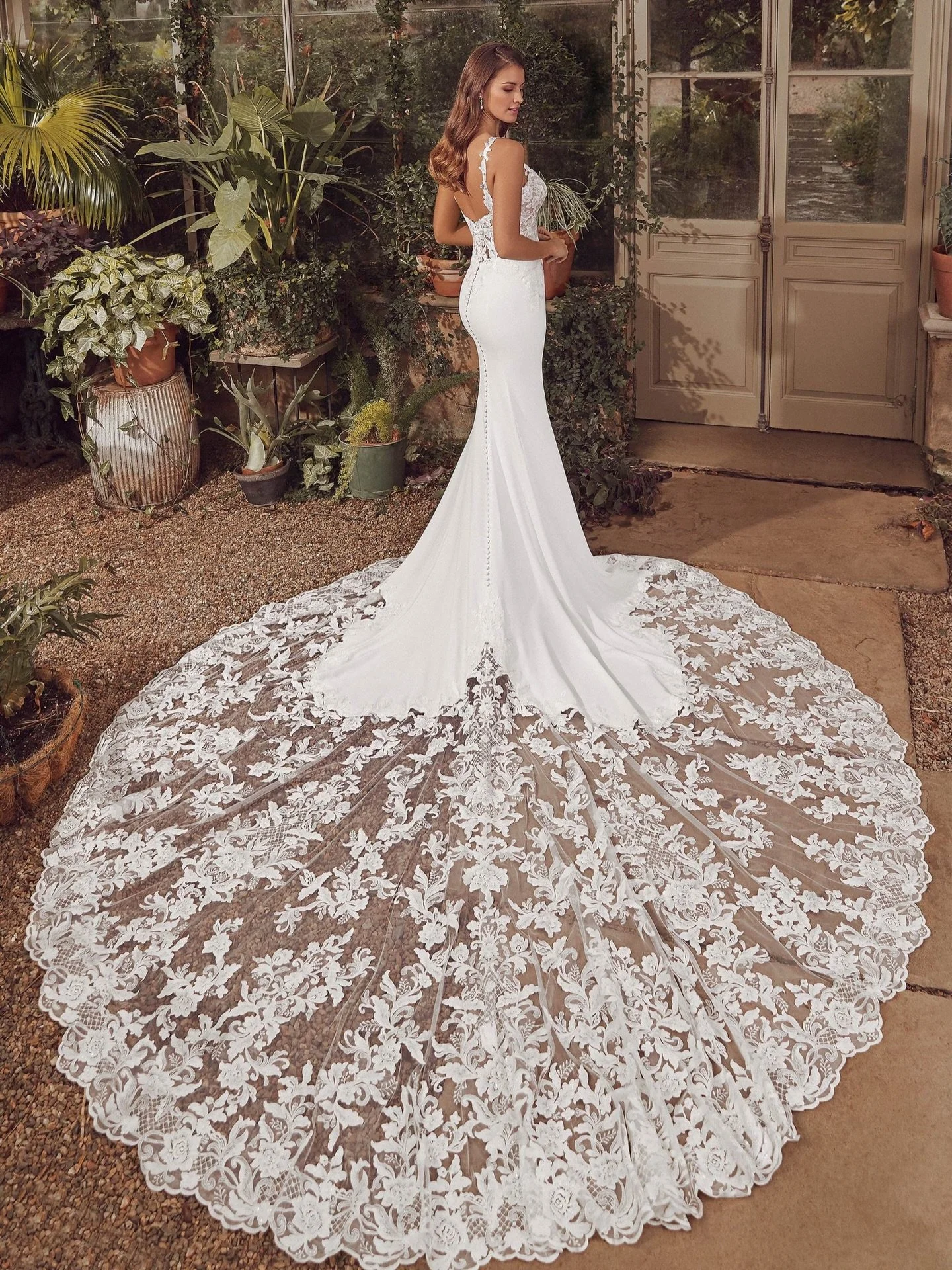 ✨ Size 10 ✨

Looking for a showstopping train? Look no further! This fitted crepe style has you covered with its lace bodice, subtle sparkle and buttons running the length of the back to *that* statement train!!

Designer - Justin Alexander