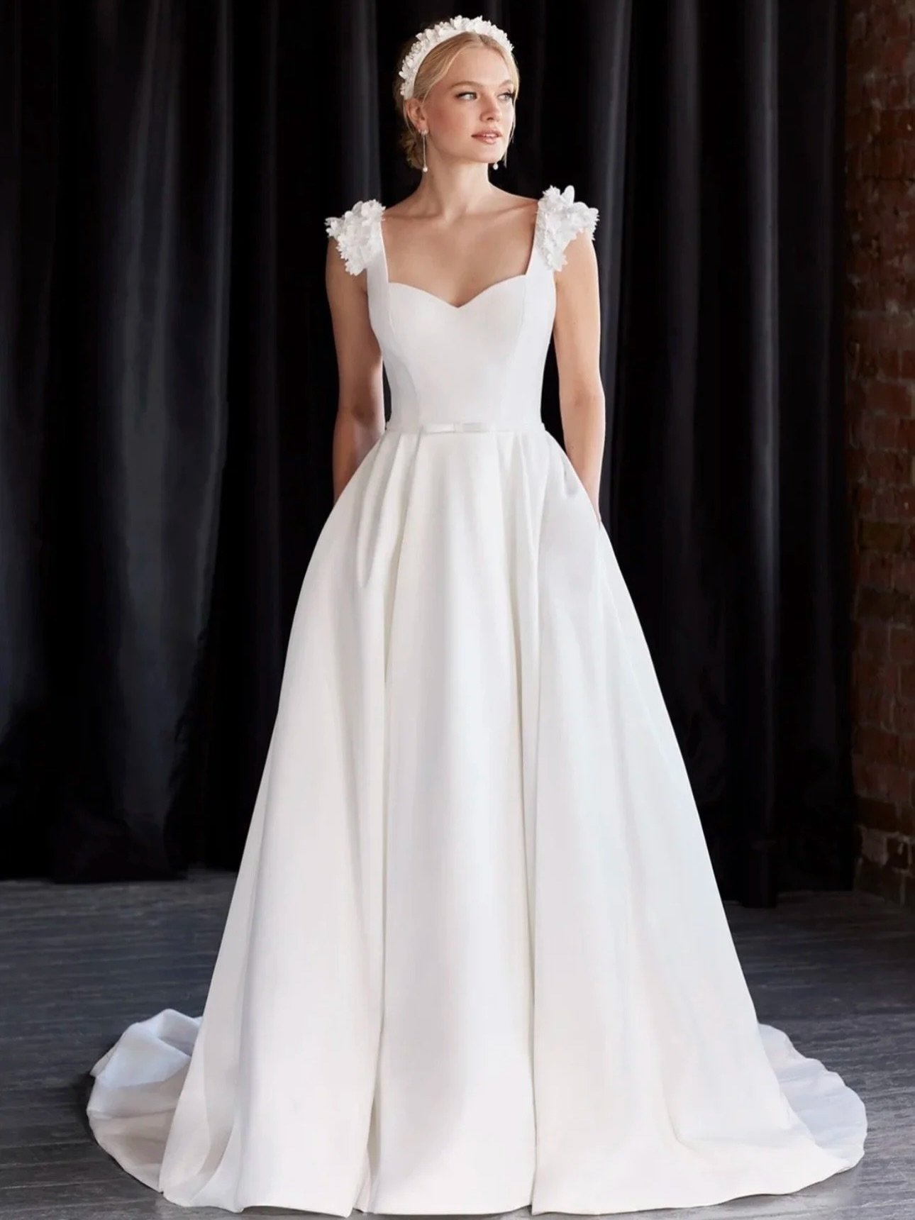 ✨ Size 14/16 ✨

This new arrival is always a firm favourite of mine!! She&rsquo;s the perfect combination of classic elegance and fun femininity&hellip; with pockets!!!

I suspect that she won&rsquo;t be around for long!!

Designer: Ellis Bridals