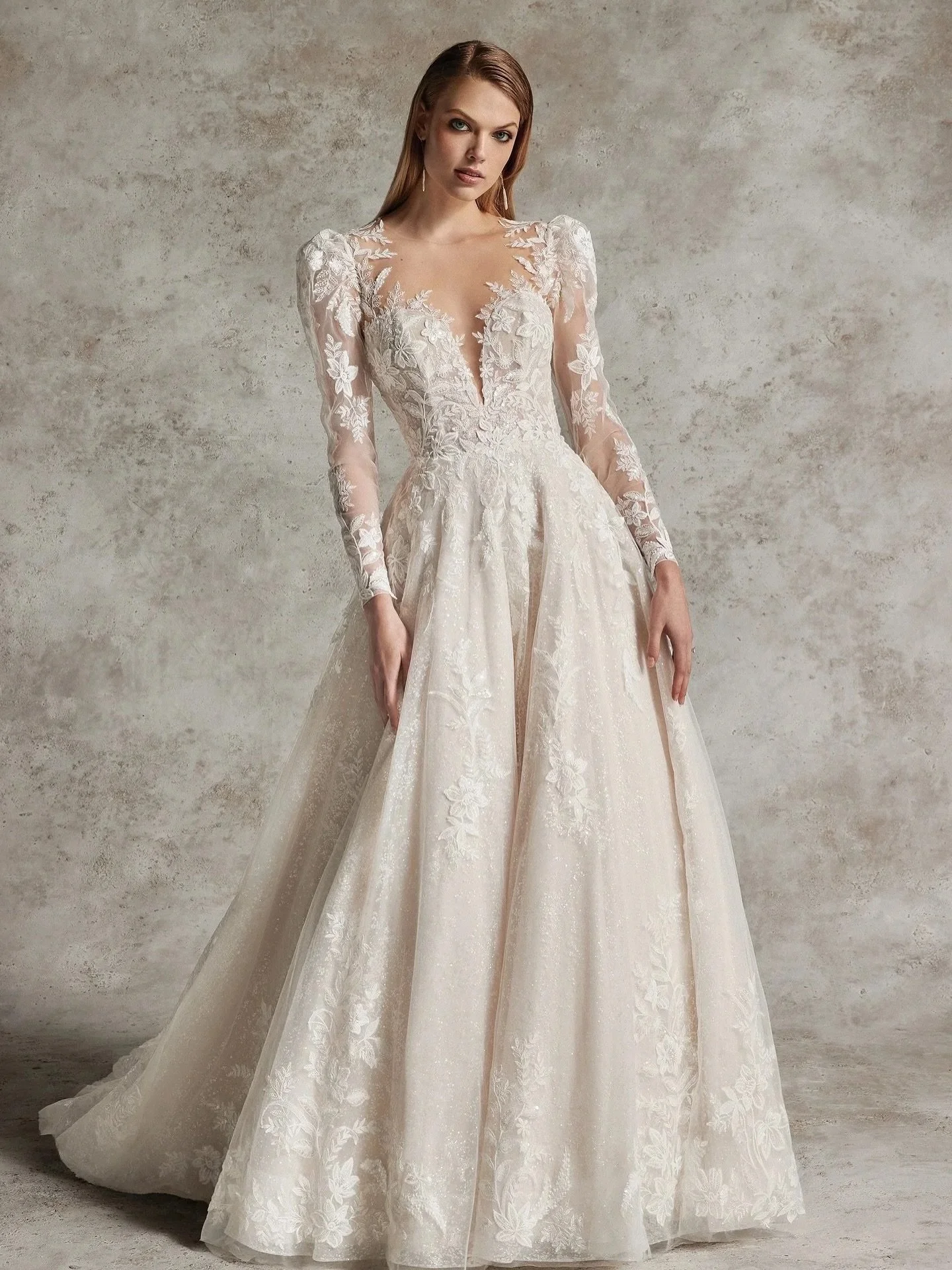 ✨ Size 6/8 ✨

A new sparkly showstopper has arrived off the peg! She&rsquo;s a Allover Sparkle Ball Gown with Illusion Neckline and Puff Sleeves ✨

Designer - Justin Alexander Signature

Colour - Sand