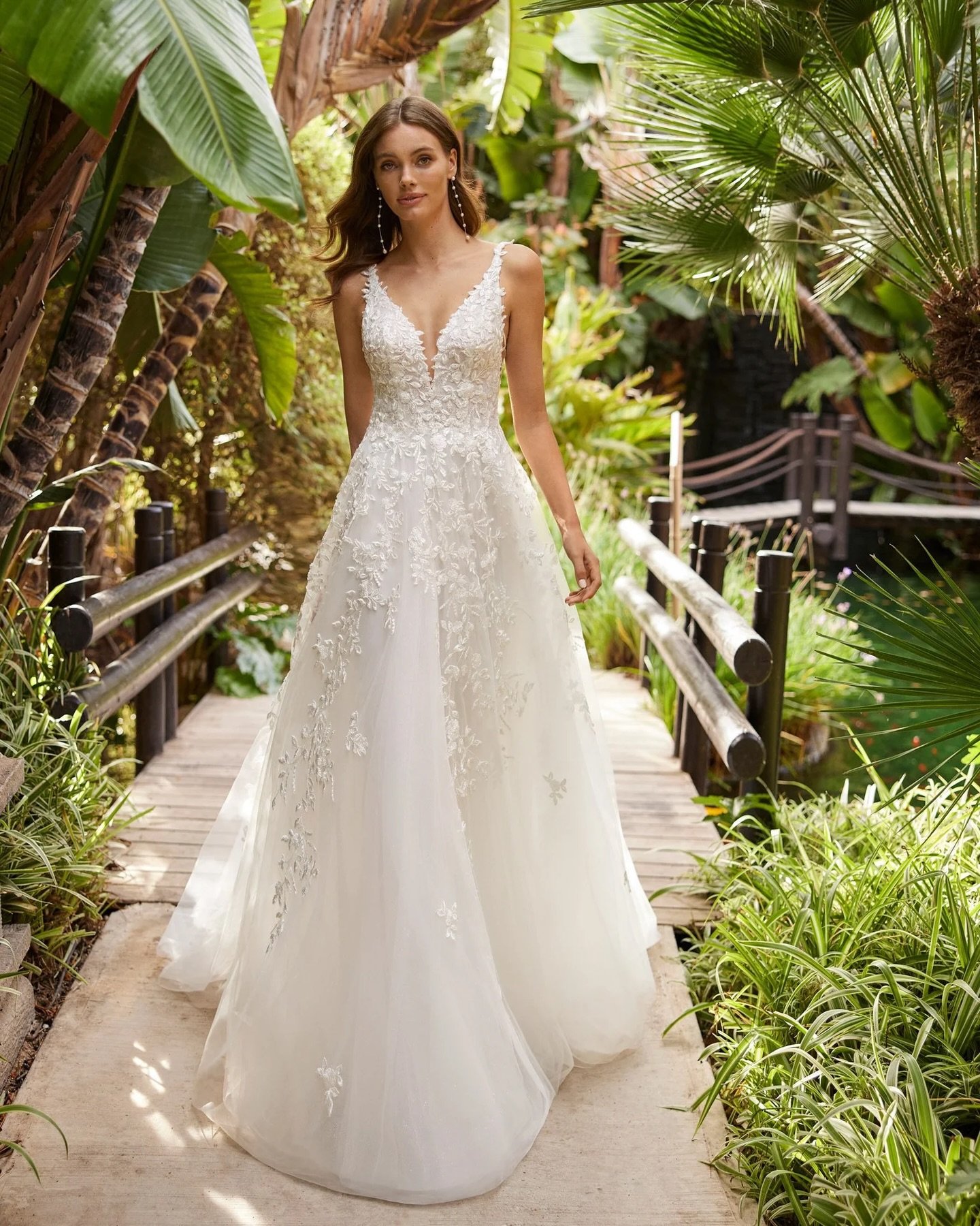 ✨ Size 14 ✨

I&rsquo;m loving this A-line style with lace, beadwork and glitter tulle!! She has a soft plunge neckline, V-back and gorgeous side detailing!!

Designer - Adriana Alier

Colour - Ivory