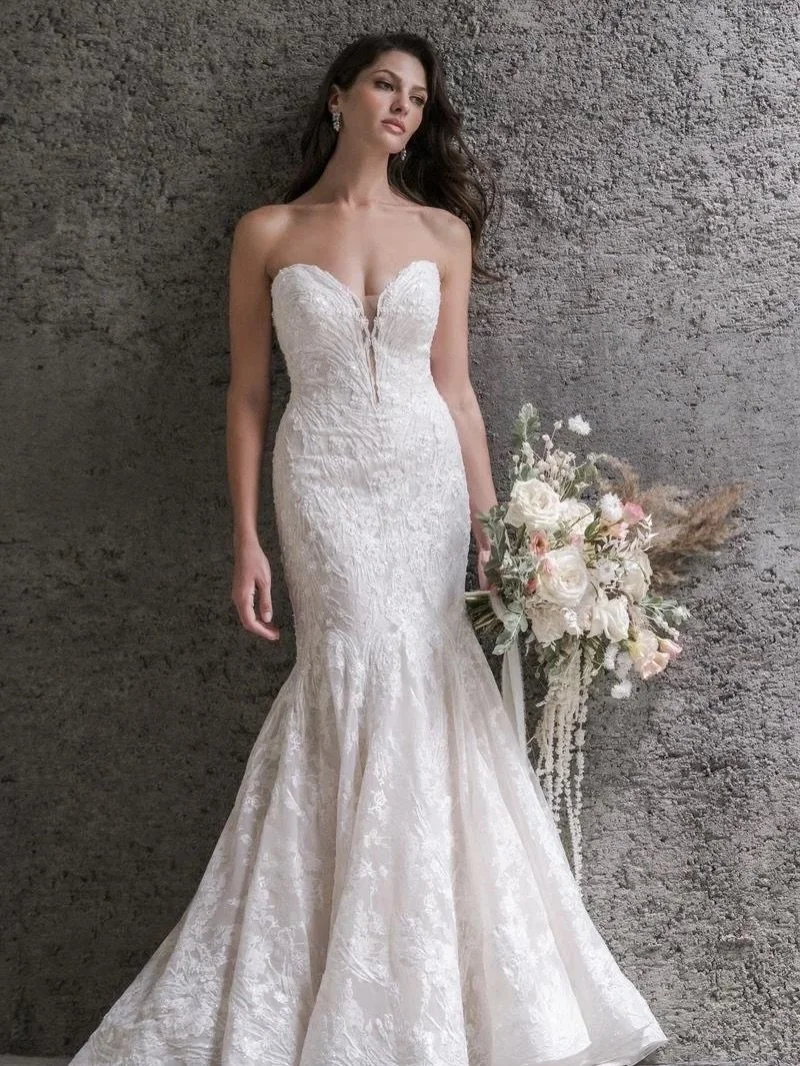 ✨ Size 8 ✨

I love that you were all as obsessed with this Allure Couture stunner from my story yesterday as me!

She&rsquo;s a true fit and flare with strapless plunge neckline, incredibly beading and pearl detailing over her lace!

Designer - Allur