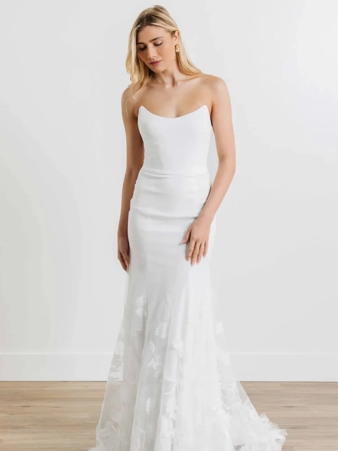 ✨ Size 10/12 ✨

Just one of the new beauties that has arrived and will be uploaded to the website this week!

This fitted style has strapless scoop neckline, crepe underlay and and a beautiful floral pattern creeping up the hem of the tulle overlay!
