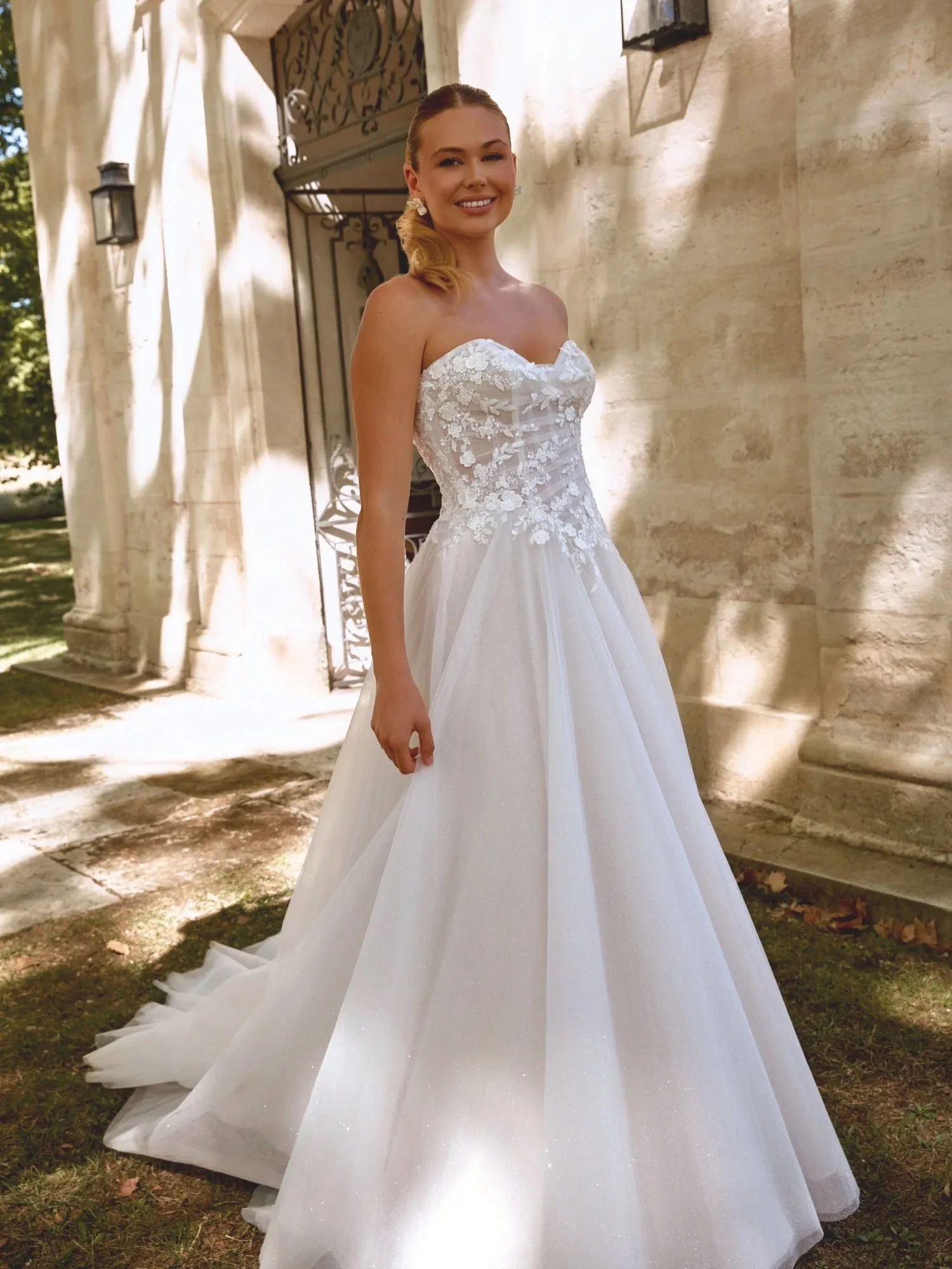 ✨ 44591 ✨

44591 by @sinceritybridal is a Strapless Basque Waist Tulle Ball Gown with 3-D Beaded Lace!!

She can come in sand or ivory, and with an unlined bodice or lined bodice - swipe to see the ivory lined version! A version without the glitter t