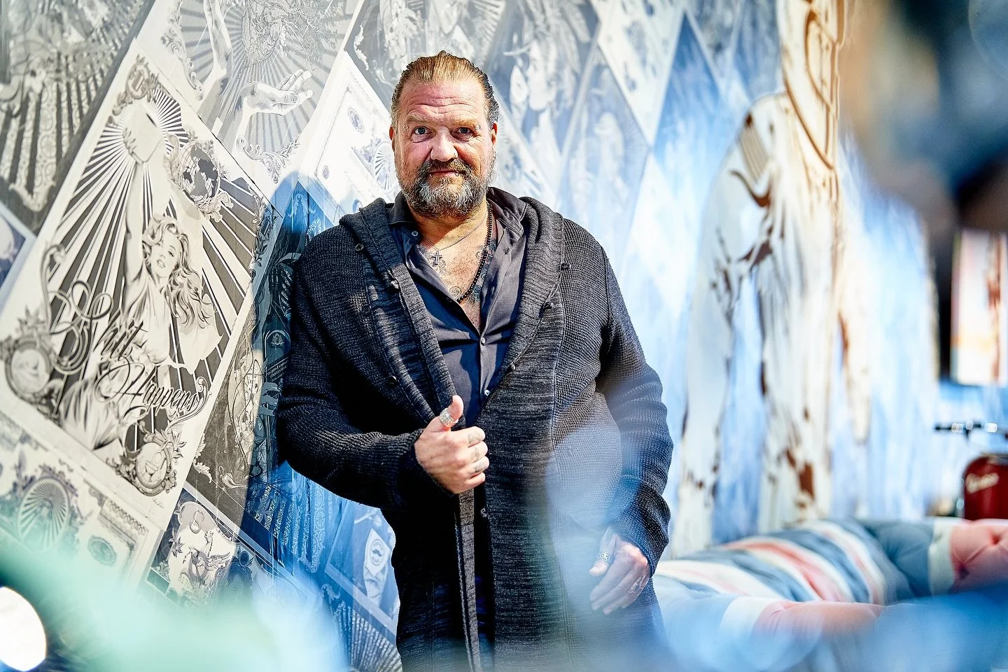 Die Marke &bdquo;Signor Rossi&ldquo;
Im Mittelpunkt des mit Regalen aus schwarzen Metall und schwarzen Fliesen gestalteten Shops steht eine Kaffee-Offerte mit eigens daf&uuml;r entwickelter Marke &ndash; Signor Rossi, angelehnt an die Trickfilmfigur 