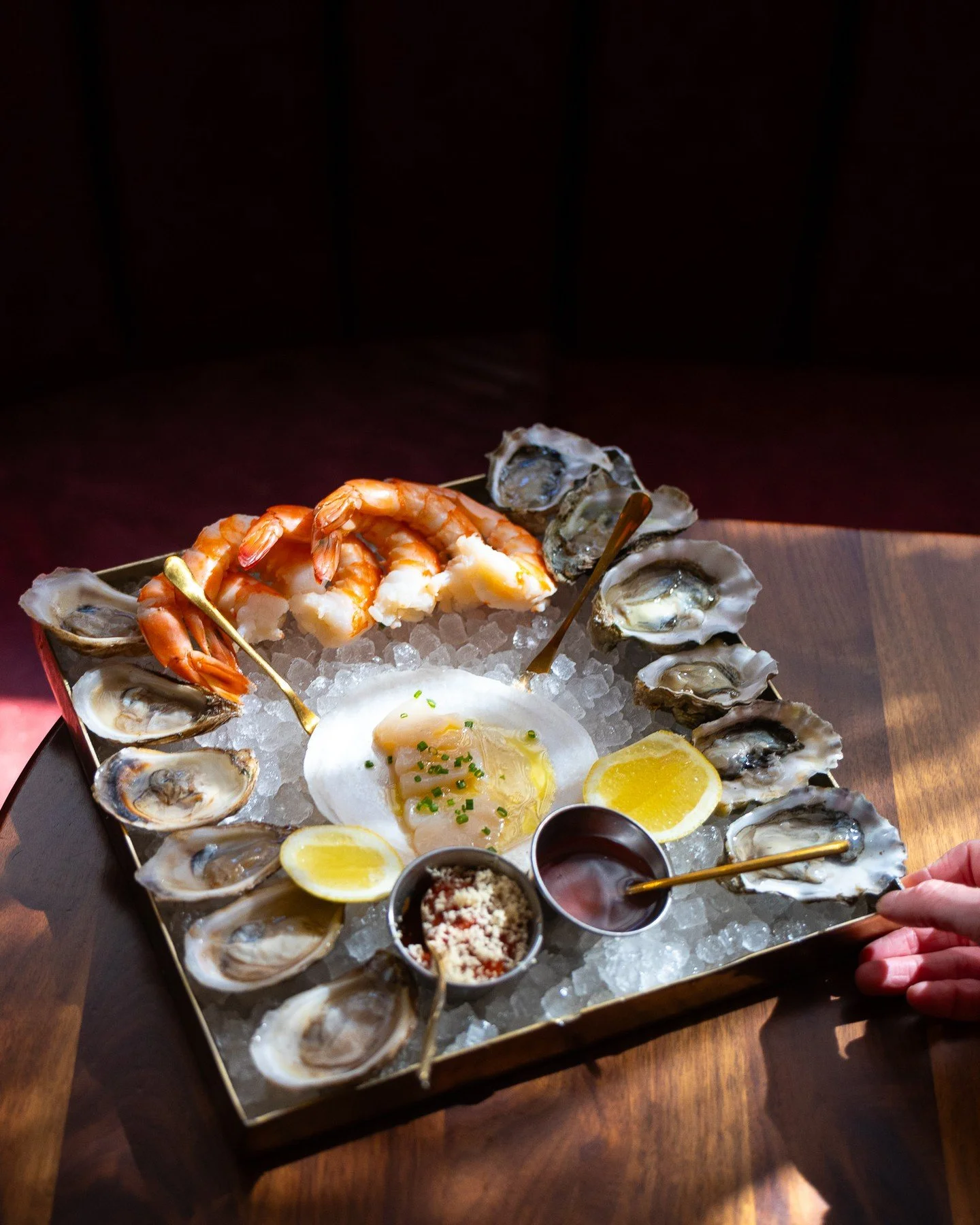 This is your sign: make tonight unforgettable with our Fisherman Box&hellip;6 East &amp; 6 West Coast oysters, 6 shrimp, and scallop crudo.⁠
⁠
Tap the link in our bio to book your table.