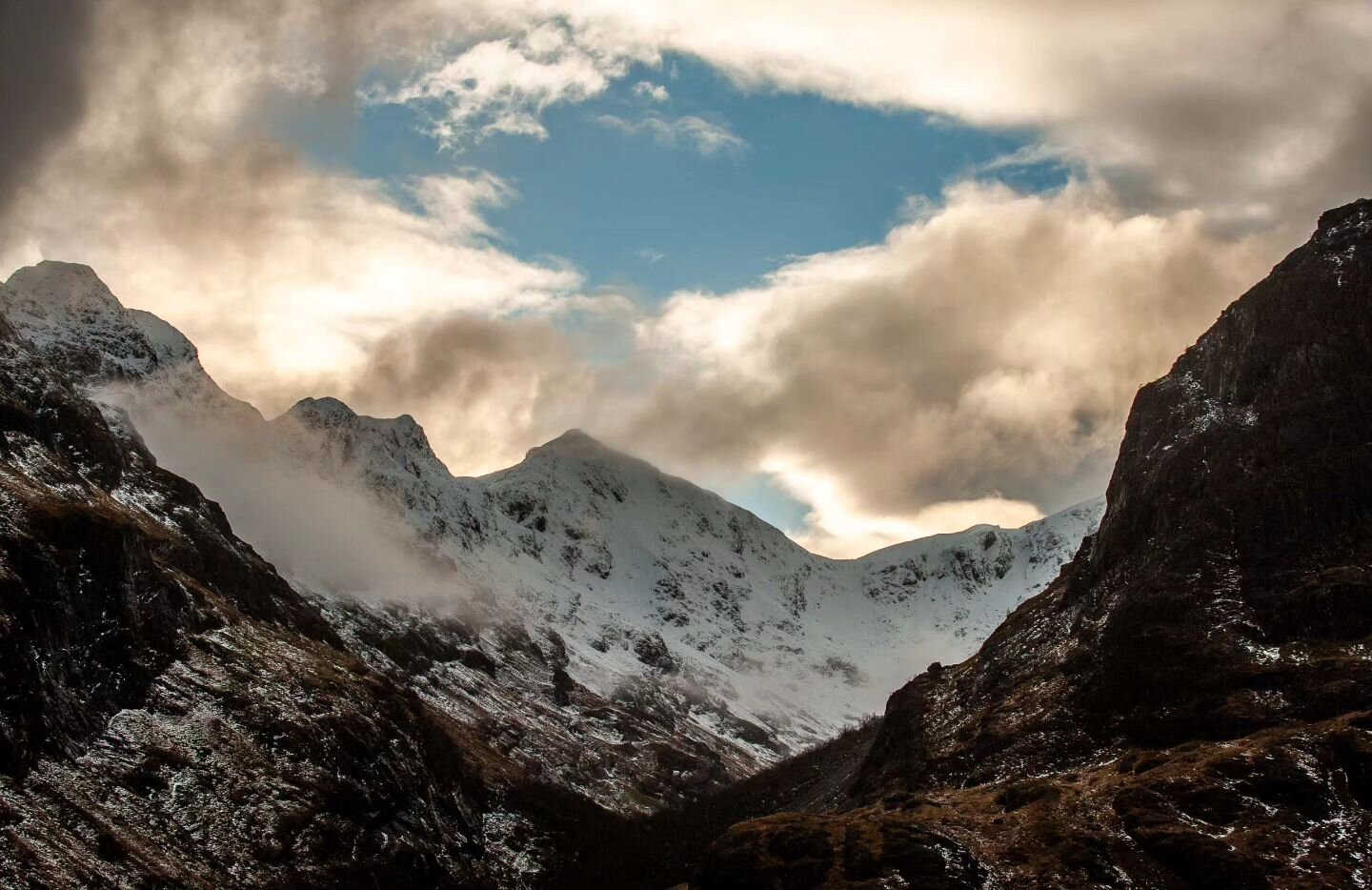 Glencoe.  The Lost Valley. A cavernous crater shrouded in centuries of secrecy.  A refuge for the MacDonald clan and where they took their rustled cattle.

#glencoe #explorescotland #hiddenscotland #landscapephotography #scottishlandscapephotographer