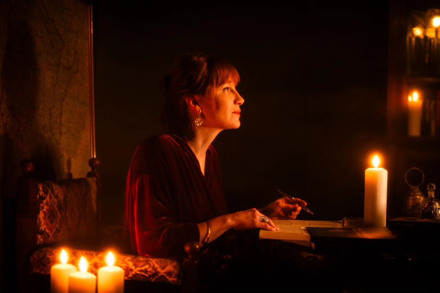 Portraits of astrologer, psychic @bilildizier by candle light.  Scroll along for a special guest appearance of by one of her cats.

Photographer's assistant:  @francescaflynn_ 

#astrologer #psychic #portraitphotography #portraiture #whitewitch #loca