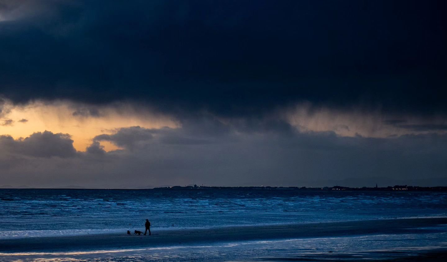 Stormy conditions at dusk on Prestwick Beach.  A solitary dog walker braves the bluster.

#prestwickbeach #stormphotography #atmosphericphotography #ayrshirecoast #visitscotland #scottishlandscapephotographer #landscapephotographer #cloudlovers #seas