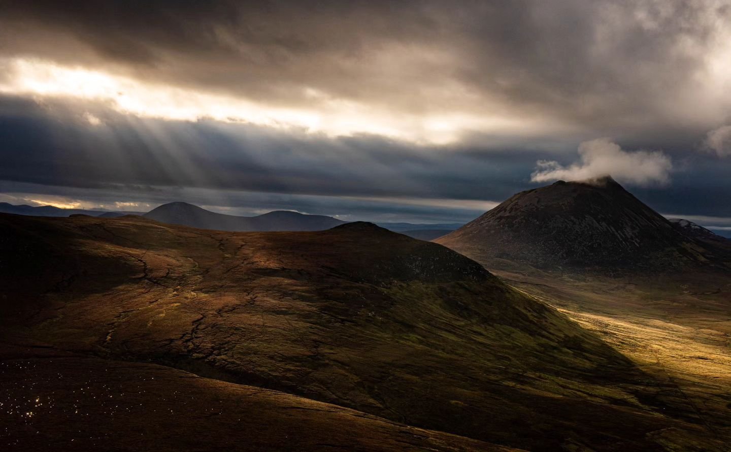Shards of light high up in remote Caithness with a wispy cloud nestling on Morven, the county's highest peak.  Looking forward to returning to this amazing part of Scotland to shoot landscapes commissioned by @sidhchailleann_art for the Industrial Ca