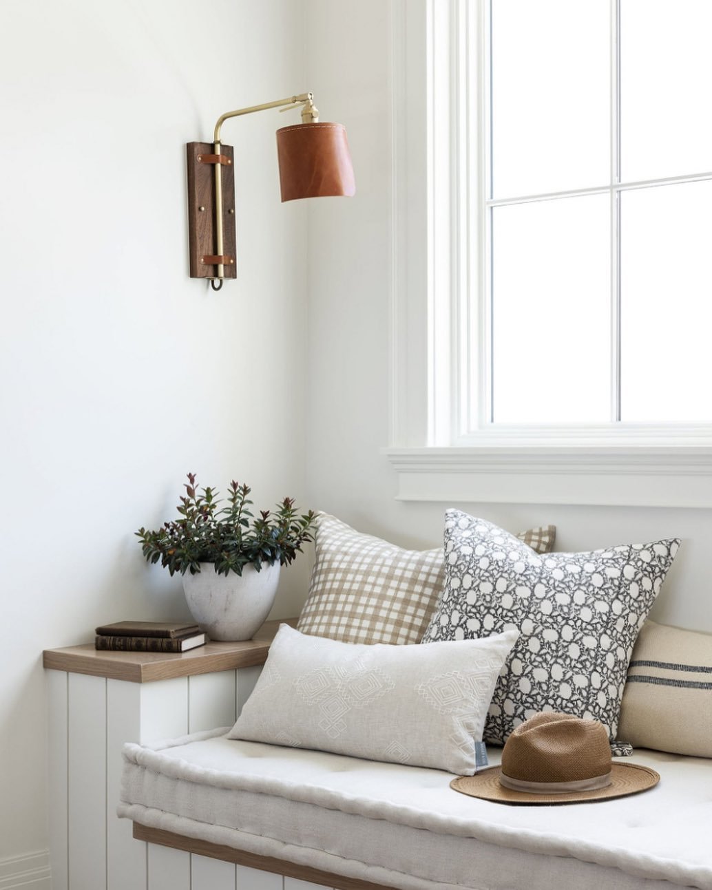 5 essential elements for the perfect cozy reading nook&nbsp; 

 &nbsp;Comfortable Seating

The foundation of any reading nook is comfortable seating that invites you to sink in and stay awhile. Opt for a plush armchair, chaise lounge, or oversized be