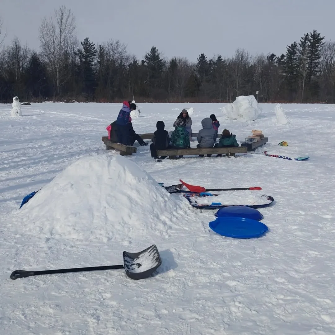 Snow shelters, snow ice cream, animal tracking, sledding and cozy fires...winter is our favourite season at Earth Explorers! Today we learned about the subnivean zone and the properties of snow that make it a real blanket, keeping the fossorial creat