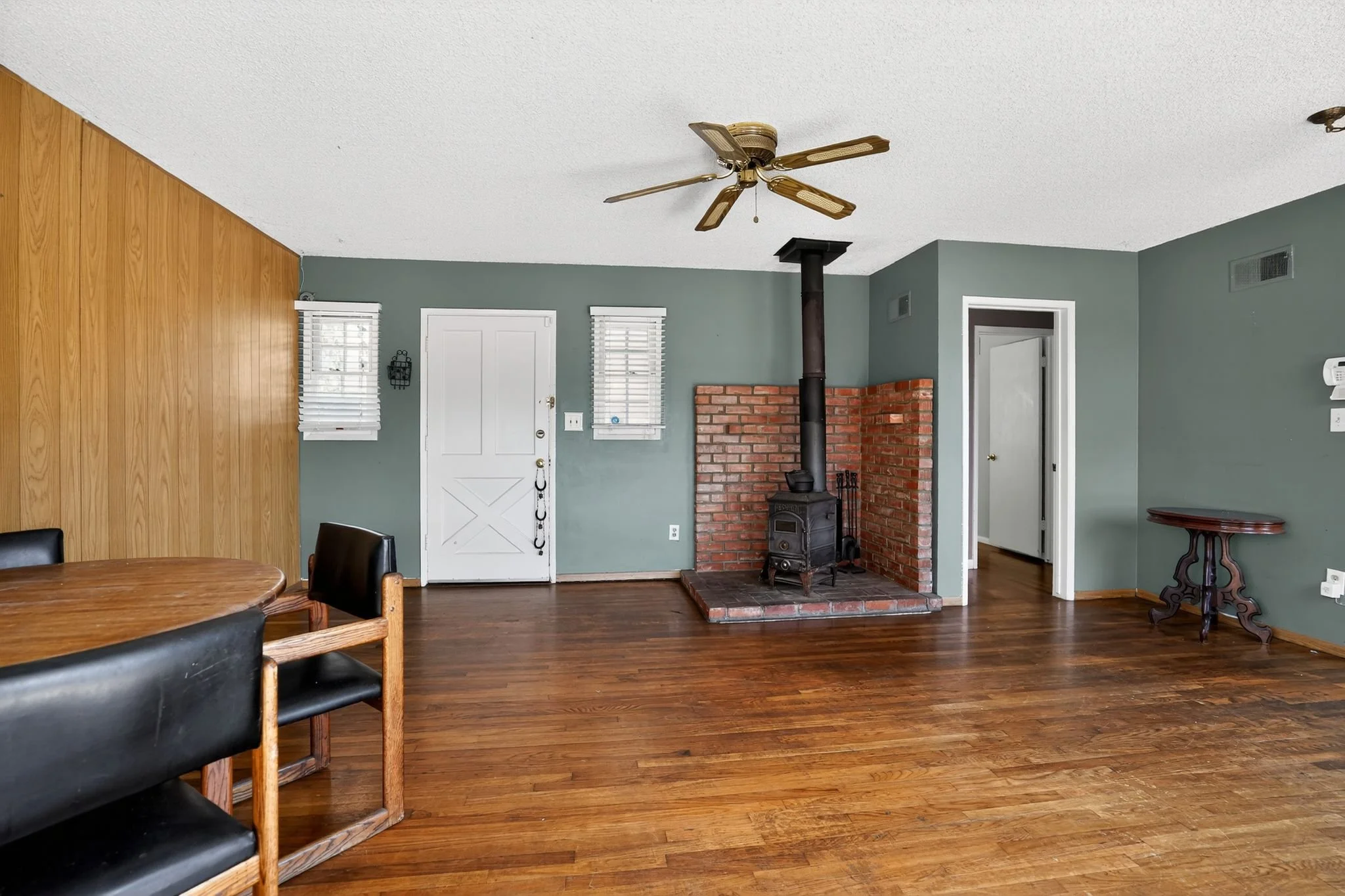 20_6542_Clara_Lee_Ave_San_Diego_CA_92120_USA-Living_room-_3C_7166.jpg