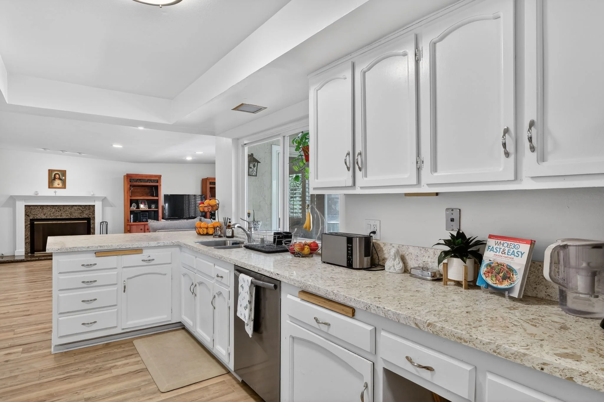 18_7811_Golfcrest_Dr_San_Diego_CA_92119_USA-Kitchen-HDR_060.jpg