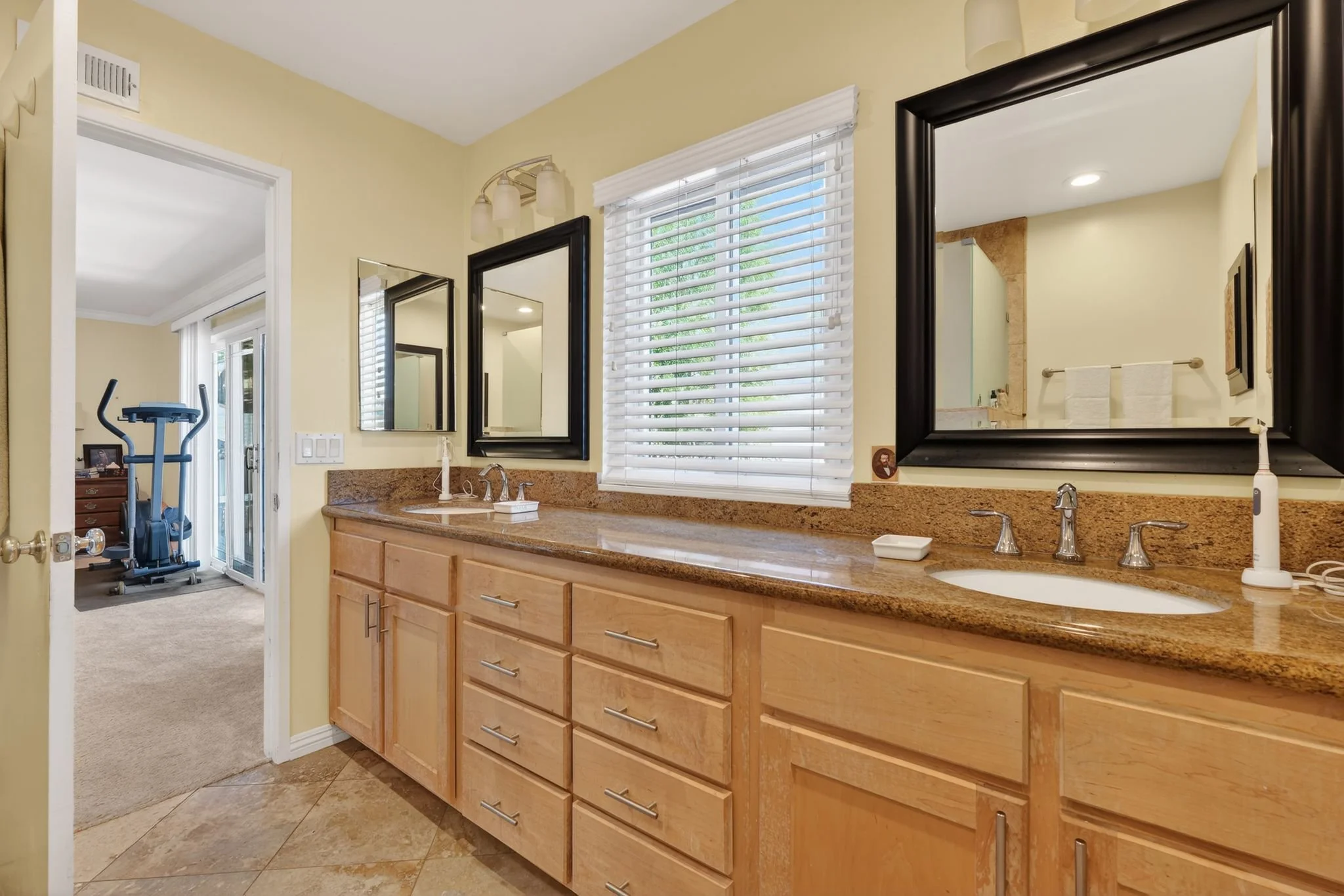 33_7811_Golfcrest_Dr_San_Diego_CA_92119_USA-Bathroom-HDR_015.jpg