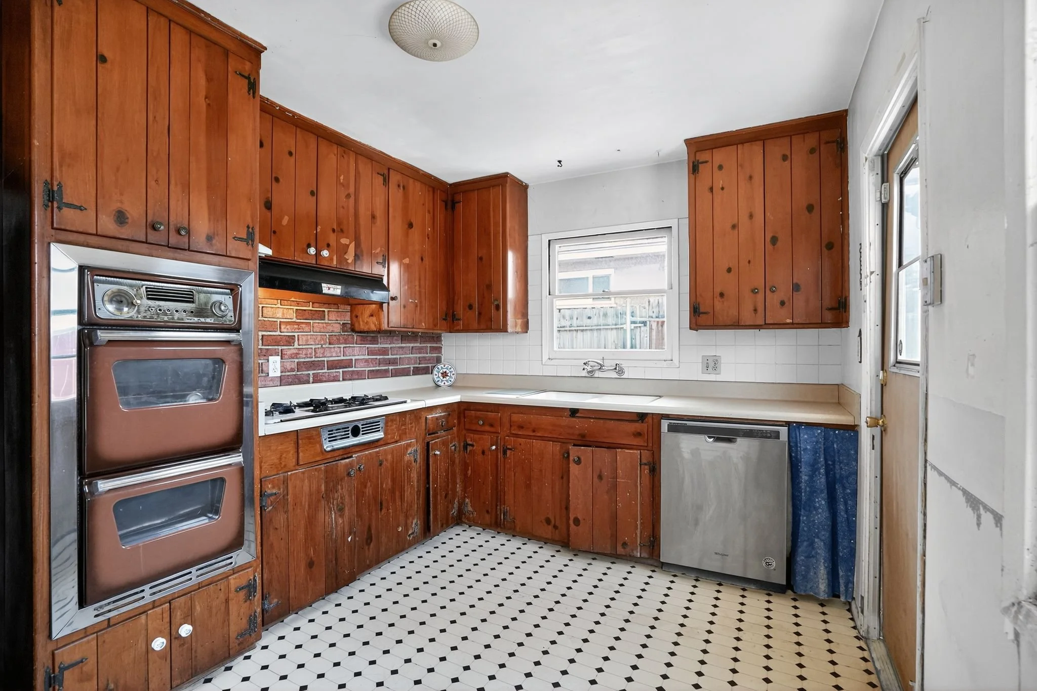25_6542_Clara_Lee_Ave_San_Diego_CA_92120_USA-Kitchen-_3C_7138.jpg