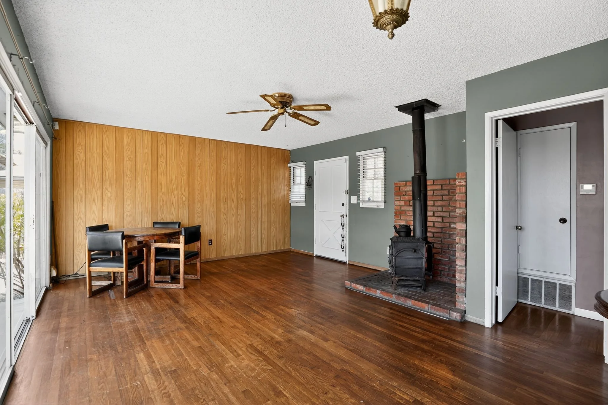 21_6542_Clara_Lee_Ave_San_Diego_CA_92120_USA-Living_room-_3C_7163.jpg