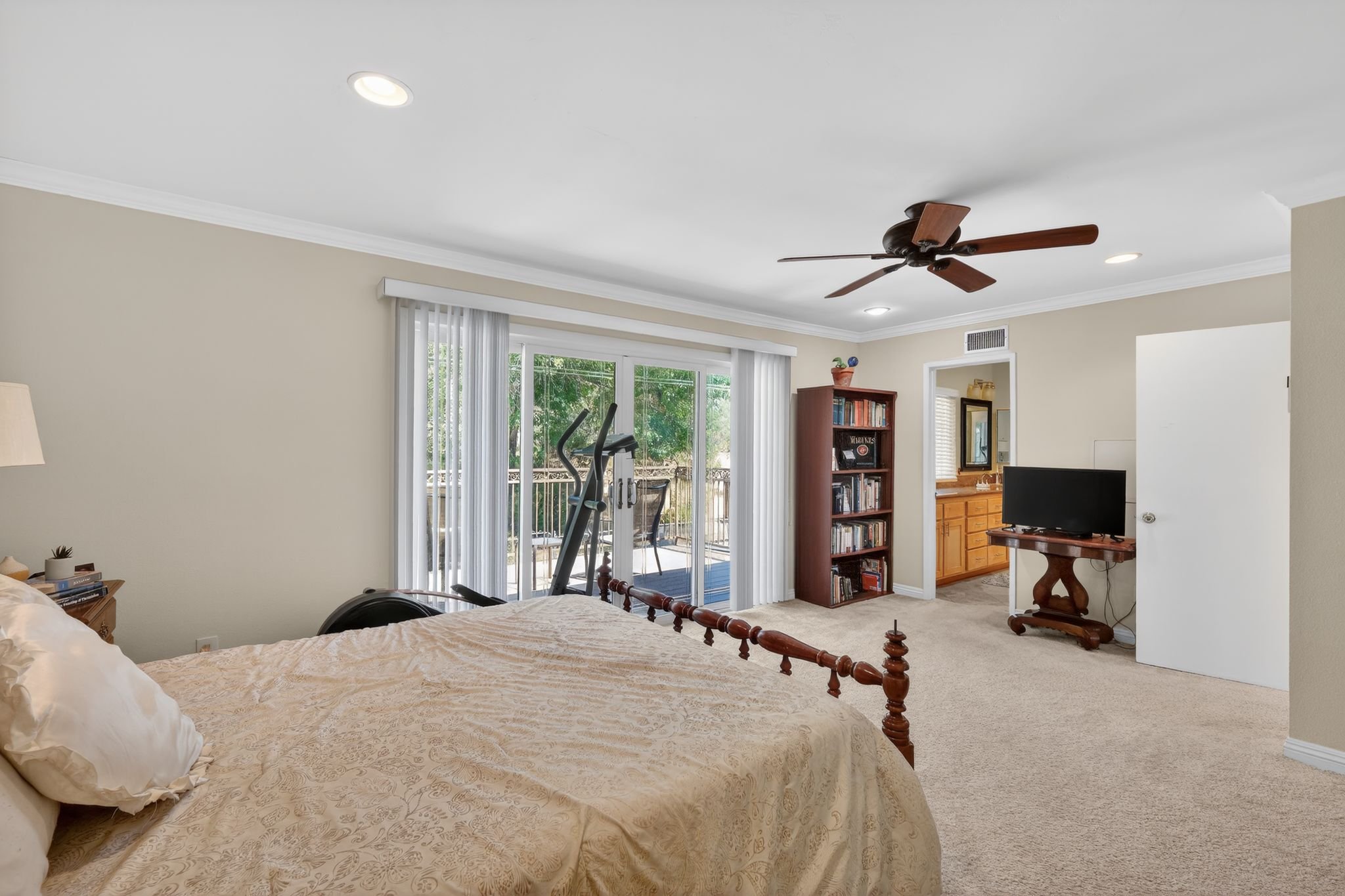 25_7811_Golfcrest_Dr_San_Diego_CA_92119_USA-Bedroom-HDR_012.jpg