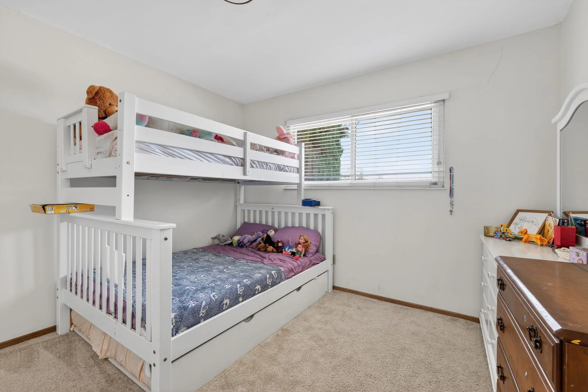 23_7811_Golfcrest_Dr_San_Diego_CA_92119_USA-Bedroom-HDR_024.jpg