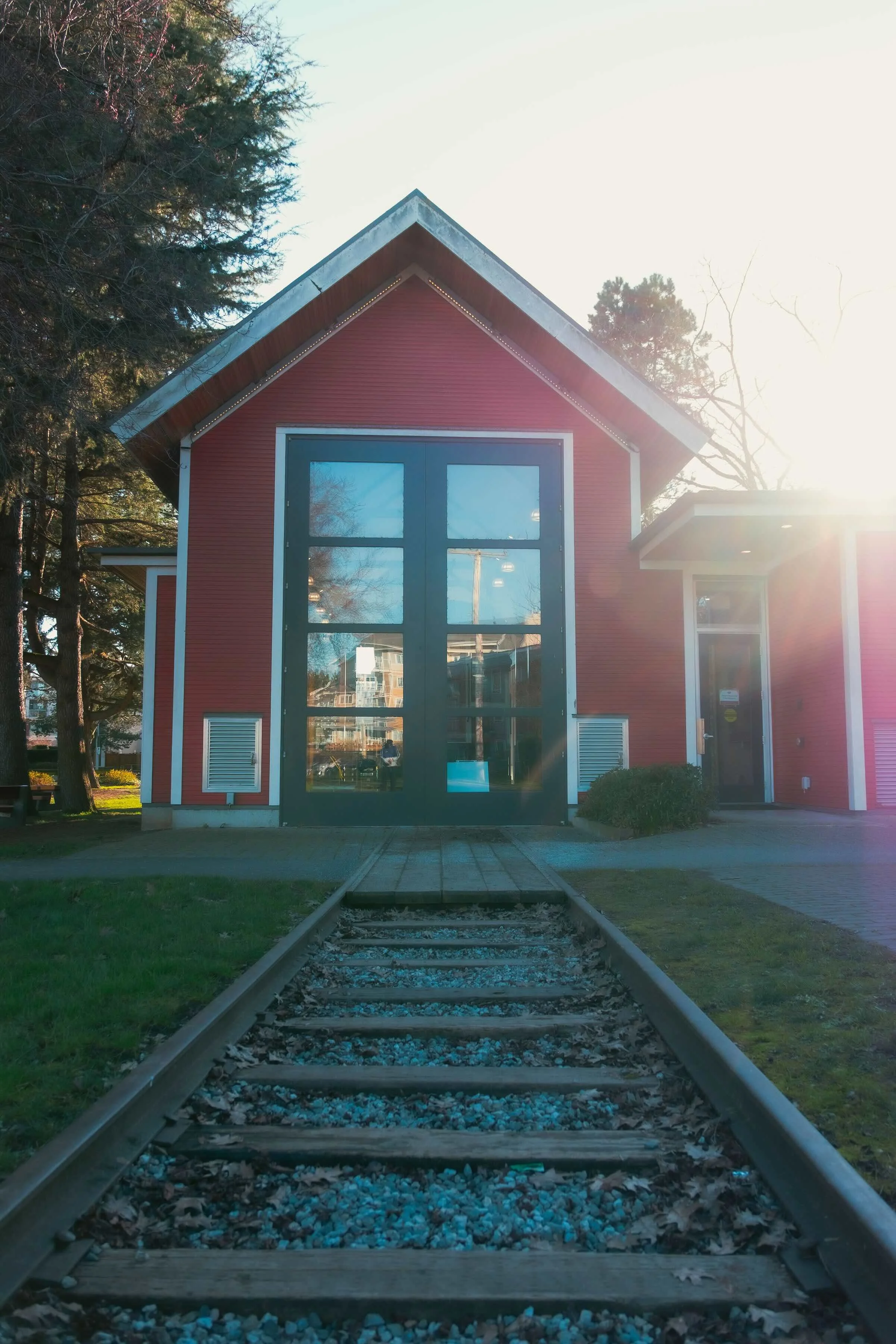 aidan-chan-photography-steveston-tram-track.jpeg