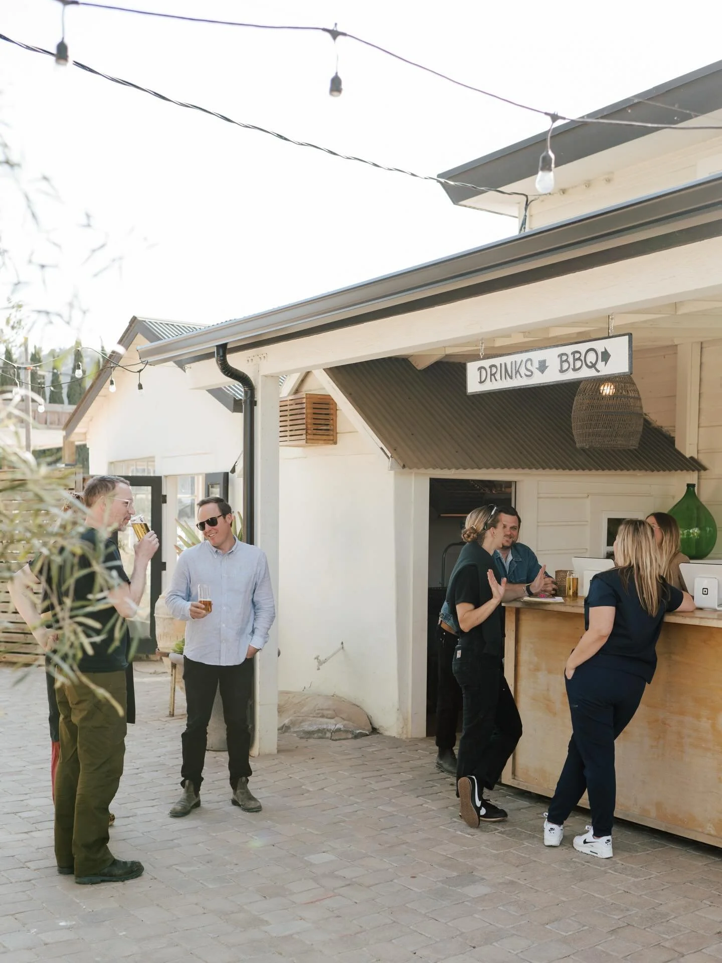 Open all weekend for your post-Thanksgiving hangs. Bring the fam and friends by for wine, beer, and @prieditebarbecue.
📷 @anyaismyname